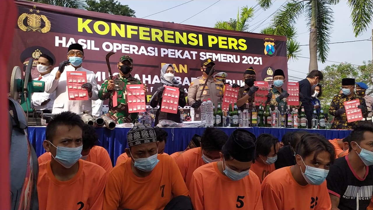 Konferensi pers pemusnahan barang bukti hasil operasi pekat Semeru di Mapolres Mojokerto, Selasa 13 April 2021. (Foto: Deni Lukmantara/Ngopibareng.id)