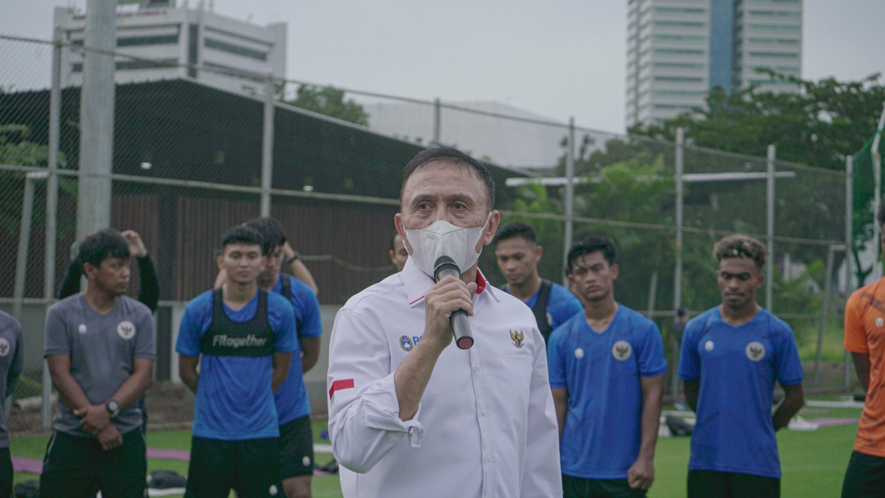 Ketua Umum PSSI Mochamad Iriawan saat memberikan wejangan kepada para pemain Timnas Indonesia. (Foto: PSSI)