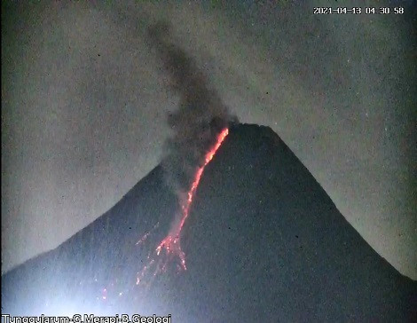 Gunung Merapi kembali mengeluarkan awan panas atau yang dikenal wedus gembel serta lava pijar, pada Selasa, 13 April 2021 pukul 02.35 WIB. (Foto: Twitter @BPPTKG)