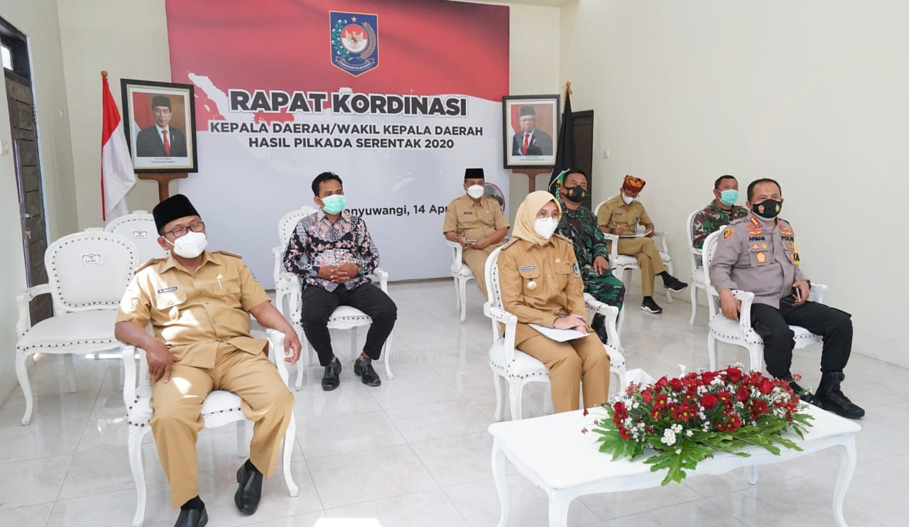 Bupati Banyuwangi Ipuk Fiestiandani (tengah), Wakil Bupati Banyuwangi Sugirah dan Forkopimda mengikuti Rapat Koordinasi virtual dengan Presiden Jokowi (foto: istimewa)