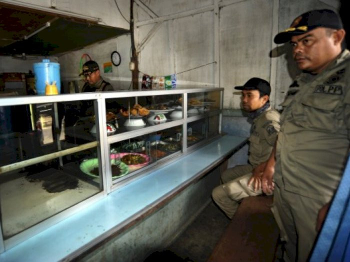 Ilustrasi Polisi Satuan Praja saat mendatangi warung makan. (Foto: Istimewa)