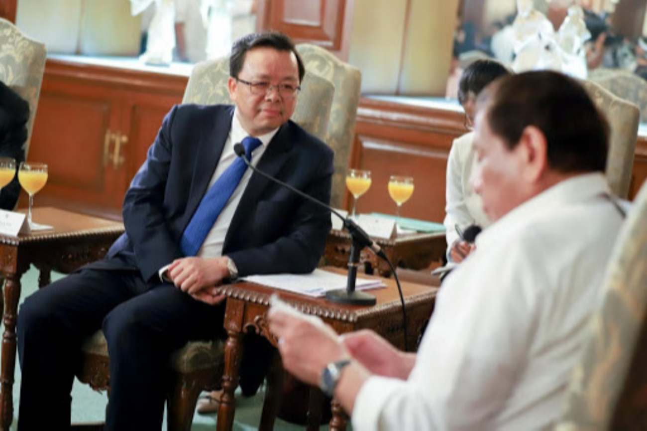 Pertemuan Duta Besar China di Manila Huang Xilian bersama Presiden Filipinan Rodrigo Roa Duterte. (Foto: ph.china-embassy)