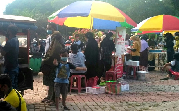 DIBERI ATURAN: Pemkab Bondowoso memberikan kesempatan kepada para penjual takjil dadakan berjualan, tapi dilarang di bahu jalan raya. (foto: guido saphan/ngopibareng.id)). 