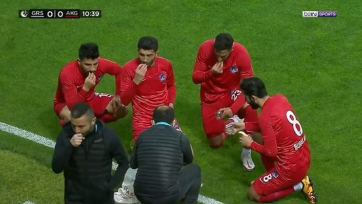 Para pemain Ankara saat berbuka puasa. (Foto: Instagram @islamify)