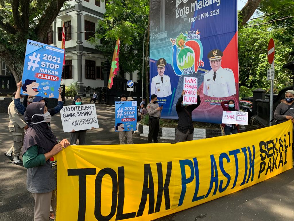 Aksi Tolak Plastik Sekali Pakai di depan Balai Kota Malang (Foto: Lalu Theo/ngopibareng.id)