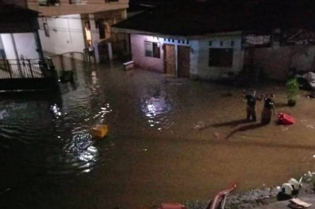 Damkar DKI Jakarta terjunkan personel sedot air atasi banjir di Cipinang Melayu, Jakarta Timur, pada Rabu 14 April 2021 hingga Kamis 15 April dini hari. (Foto: Twitter Damkar DKI Jakarta)