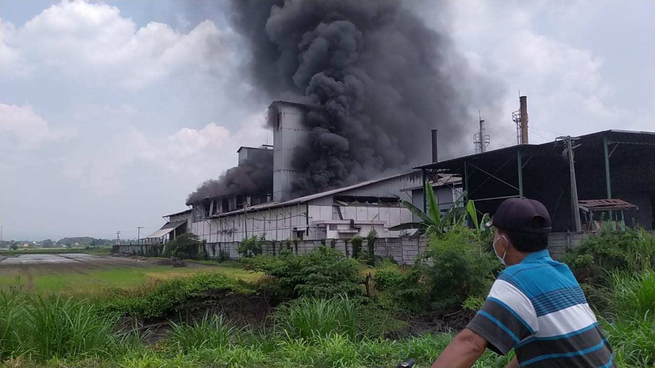 Gedung bagian belakang pabrik tepung di Desa Ngrame Kecamatan Pungging, Mojokerto yang mengalami kebakaran, Kamis 15 April 2021. (Foto: Deni Lukmantara/Ngopibareng.id)