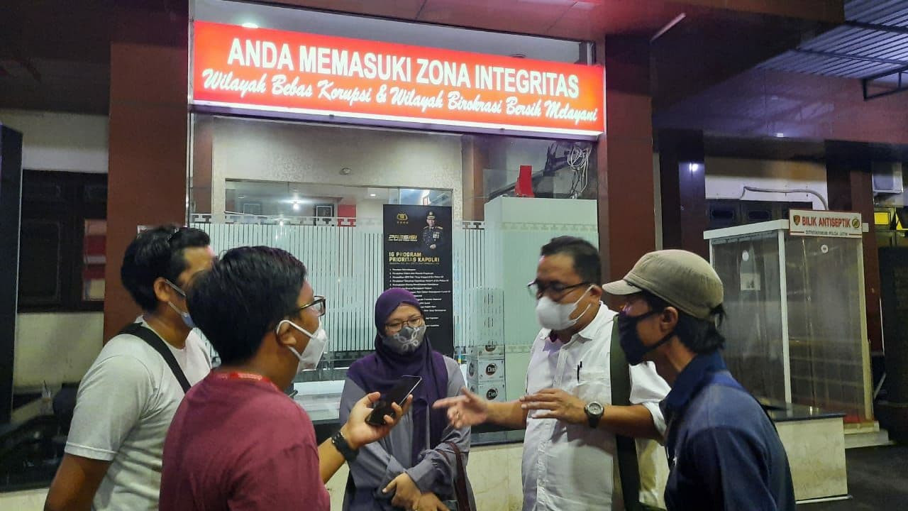 Pemred Tempo Setri Yasra di Polda Jatim. Setra memenuhi panggilan penyidik dalam kasus pemukulan terhadap jurnalisnya, Nurhadi di Surabaya. (Foto: Dok Aji Surabaya)