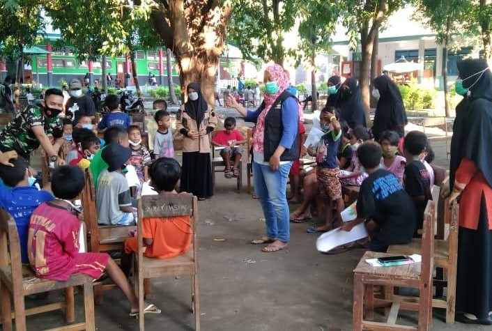 Relawan Nasyiatul Aisyiyah Kabupaten Lembata melakukan pendampingan kepada anak korban bencana alam di NTT. (Foto: Istimewa)