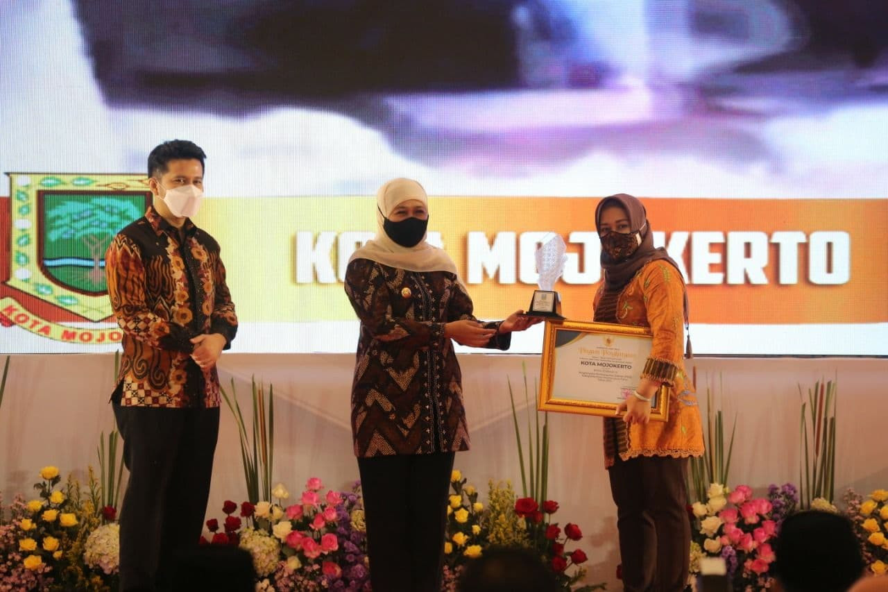 Walikota Mojokerto Ika Puspita Sari menerima predikat terbaik ketiga penghargaan PPD Terbaik Tingkat Provinsi Jawa Timur dari Gubernur Jawa Timur Khofifah Indar Parawansa, Kamis 15 April.(Deni Lukmantara/Ngopibareng.id)