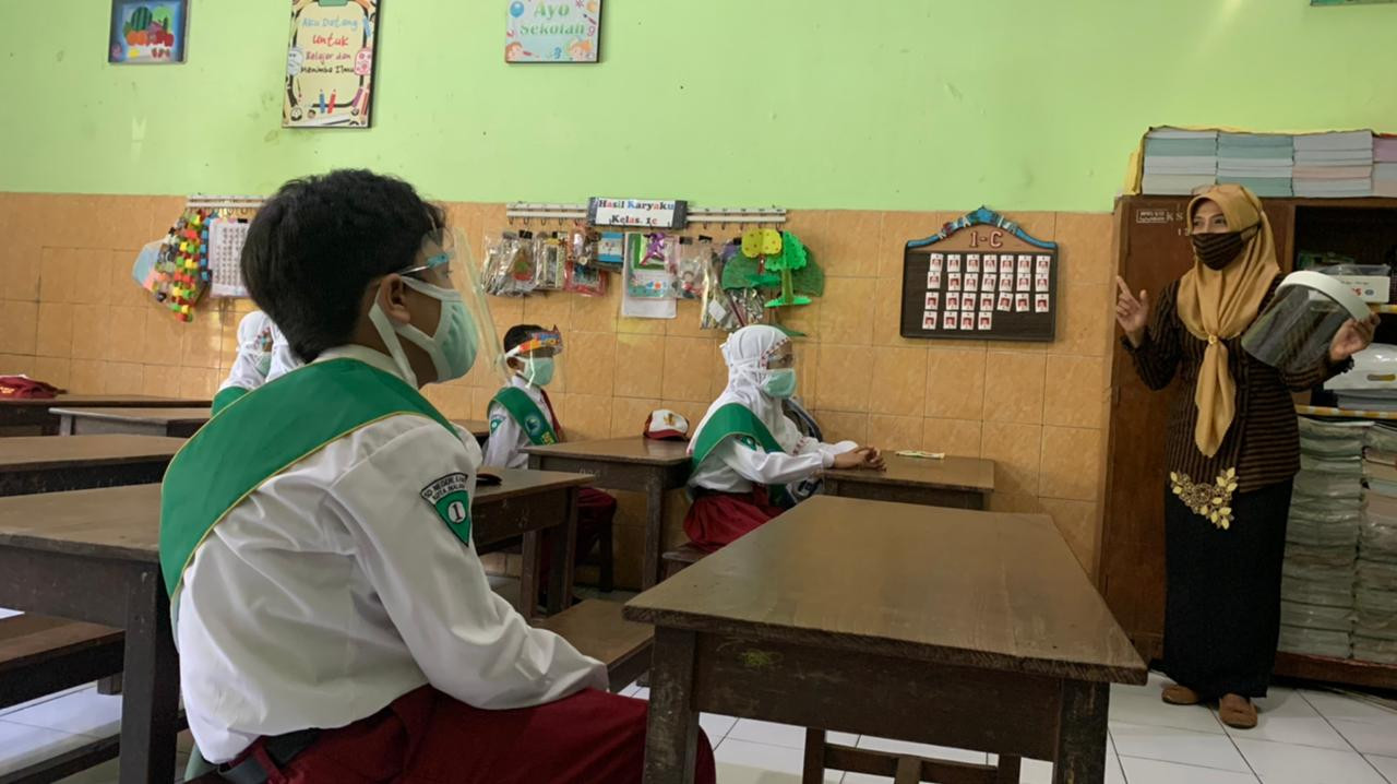 Simulasi pembelajaran tatap muka terbatas di SDN 1 Kasin, Kota Malang, Jawa Timur. (Foto: Lalu Theo/Ngopibareng.id)