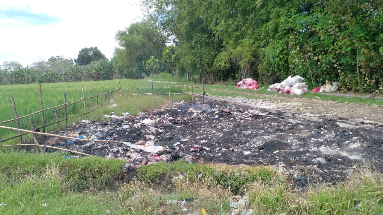 Kondisi lahan yang menjadi tempat pembuangan limbah wafer dari salah satu pabrik. Belakangan diketahui lahan tersebut merupakan aset milik Pemerintah Desa Daditunggal, Kecamatan Ploso, Kabupaten Jombang. (Foto: Mardiansyah Triraharjo/Ngopibareng.id)