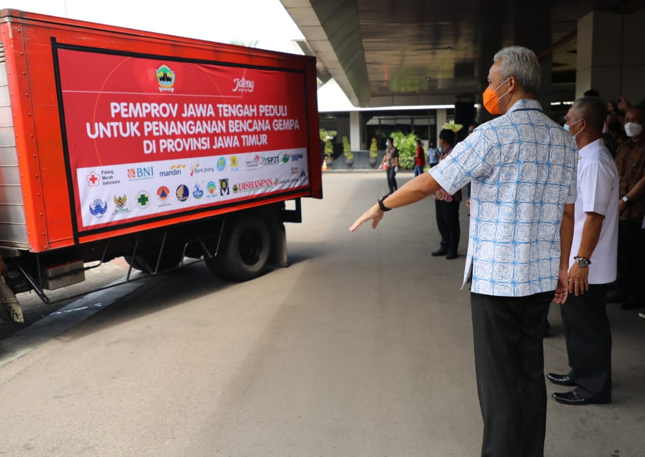 Gubernur Jawa Tengah Ganjar Pranowo mengirimkan bantuan untuk korban bencana, mulai dari relawan, uang tunai, logistik hingga sayuran segar.