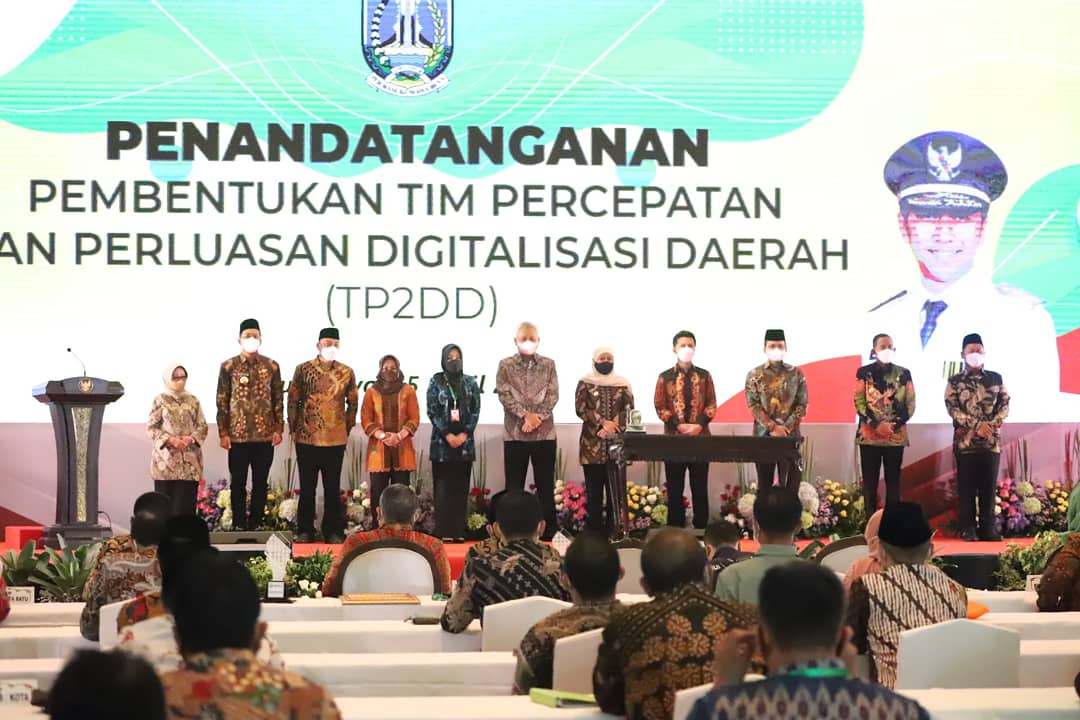 Penandatanganan nota perjanjian pembentukan TP2DD antara bupati dan wali kota bersama Gubernur Khofifah Indar Parawansa dilakukan di Surabaya Kamis 15 April 2021 kemarin. (Foto: Bagian Prokopim Setdakab Jombang)