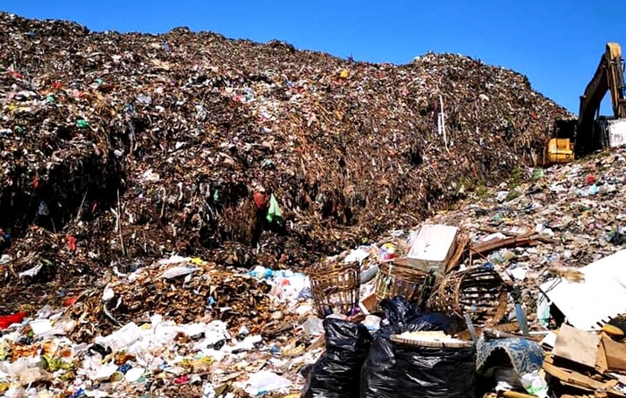 Sampah rumah tangga paling banyak masuk ke TPA Paguan Kecamatan Tamankrocok Bondowoso. (foto: guido/ngopibareng.id)