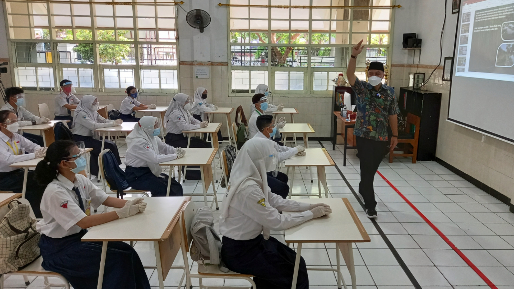 Walikota Surabaya, Eri Cahyadi, saat meninjau sekolah tatap muka di SMPN 1 Surabaya, Jalan Pacar, Jumat 16 Januari 2021. (Foto: Fariz Yarbo/Ngopibareng.id)