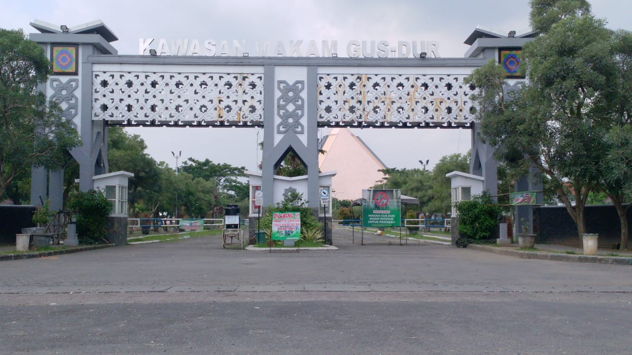 Gerbang terminal wisata religi makam Gus Dur di sisi barat pondok pesantren Tebuireng yang masih tertutup hingga Sabtu 17 April 2021. (Foto: Mardiansyah Triraharjo/Ngopibareng.id)