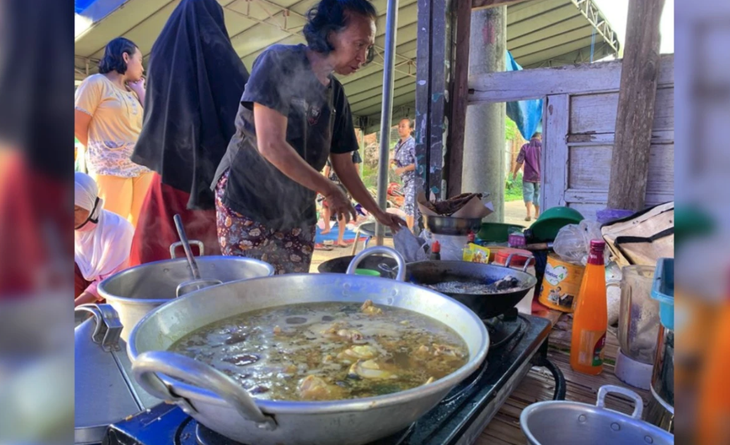 Warga RT 8, Dusun Majang Tengah, Dampit, Kabupaten Malang saat memasak di dapur umum untuk berbuka bersama (Foto: Lalu Theo/Ngopibareng.id)