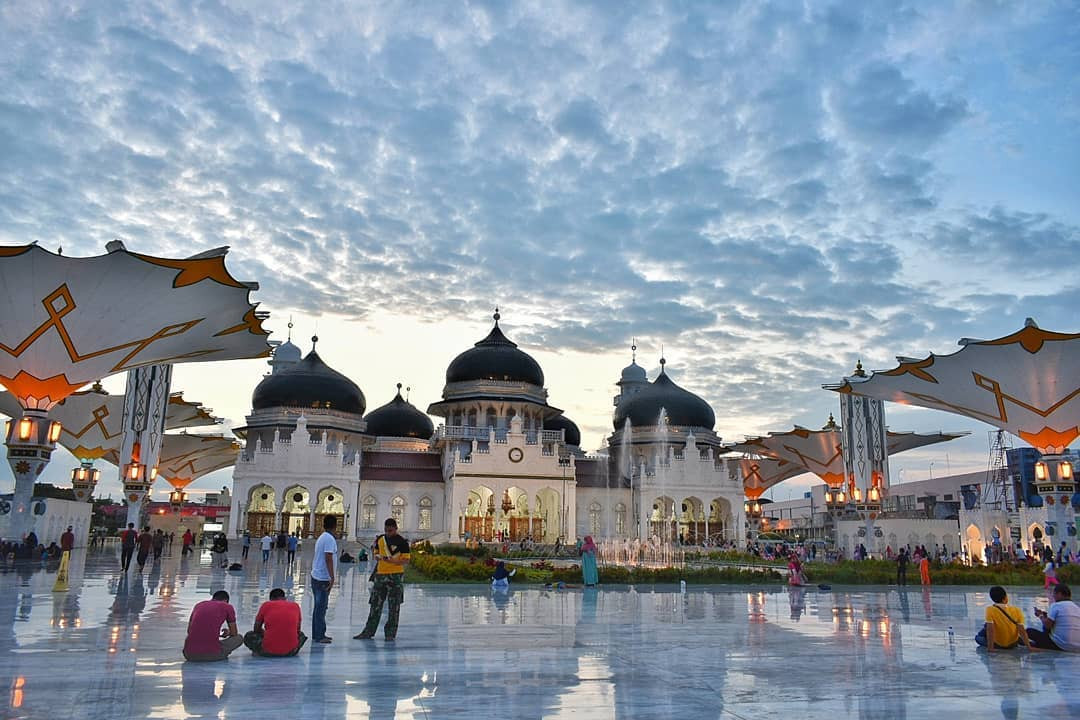 Menunggu buka puasa di Masjid Baiturrahman Aceh. (Foto: Istimewa)