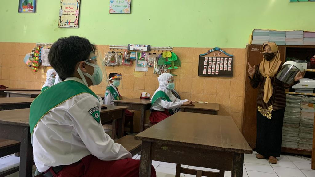 Simulasi pembelajaran tatap muka terbatas dengan protokol kesehatan Covid-19 di SDN 1 Kasin, Kota Malang (Foto: Lalu Theo/Ngopibareng.id)
