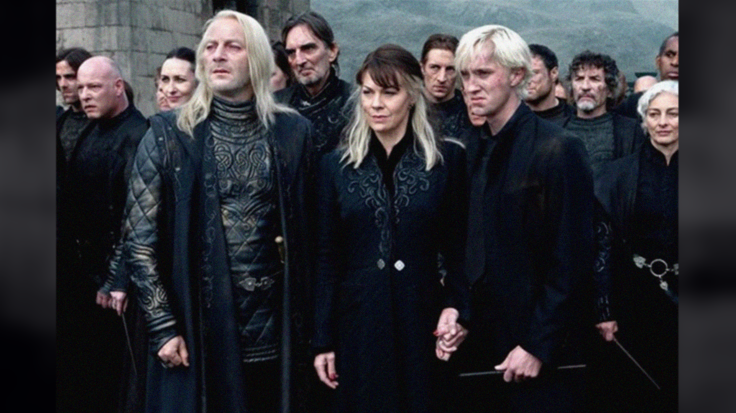Aktris Inggris Helen McCrory (tengah), pemeran karakter Narcissa Malfoy atau ibu Draco Malfoy dalam film seri Harry Potter meninggal karena kanker. (Foto: Film Harry Potter)