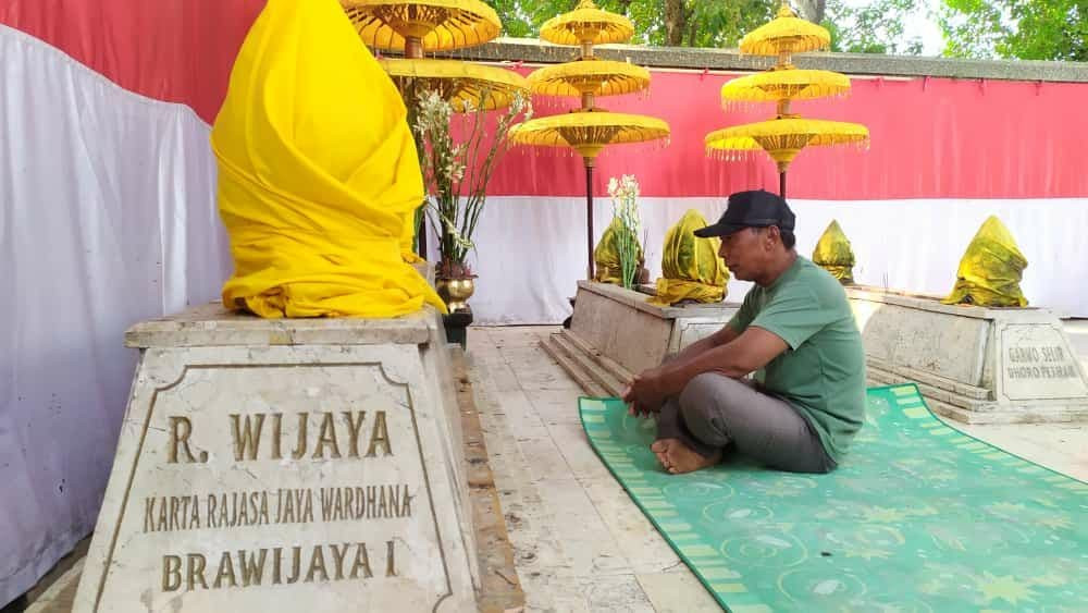 Juru kunci situs Siti Inggil saat bersemedi di dalam kompleks makam Raden Wijaya.(Foto: Deni Lukmantara/Ngopibareng.id)