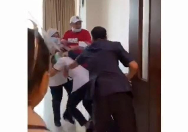 Tindakan penganiayaan keluarga pasien terhadap perawat RS Siloam Sriwijaya, Palembang, viral di media sosial hingga muncul #saveperawatindonesia. (Foto: Istimewa)