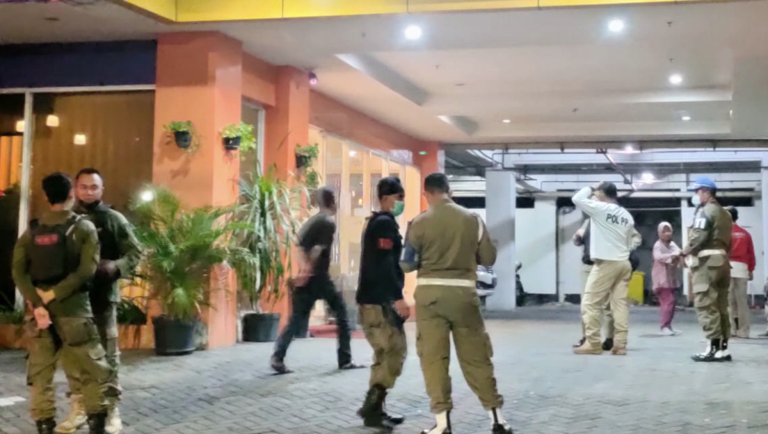 Penggerebekan anggota Satpol PP yang selingkuh di sebuah hotel di Surabaya, Jumat 16 April 2021 malam. (Foto: Istimewa)