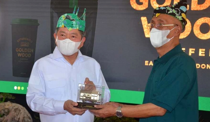 Bupati Bondowoso KH.Salwa Arifin (hijau) memberikan cindera mata Monumen Gerbong Maut kepada Menteri PPN RI Suharso Monoarfa di Situbondo. (Foto: Istimewa).