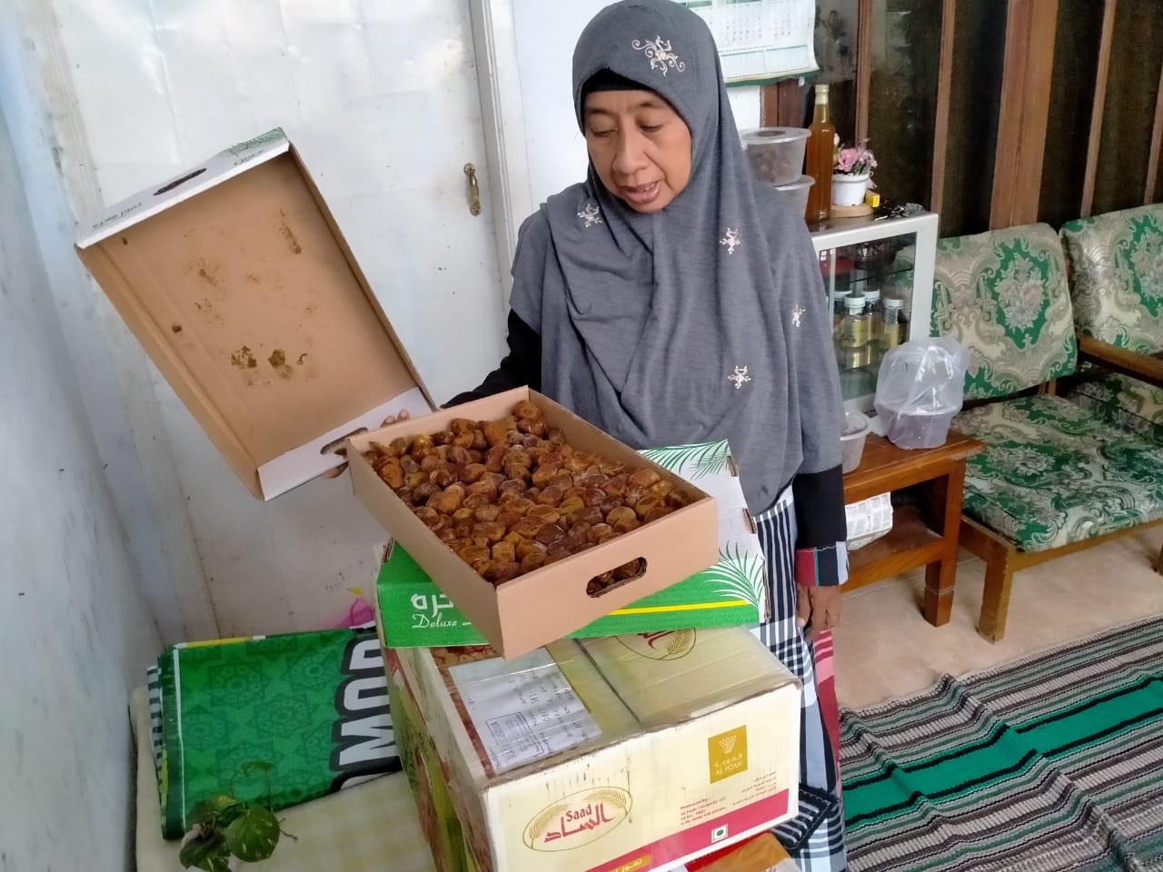 Indah Nur Hidayati, warga Jalan Hayam Wuruk, Kota Probolinggo menunjukkan kurma yang dijualnya. (Foto: Ikhsan Mahmudi/Ngopibareng.id)