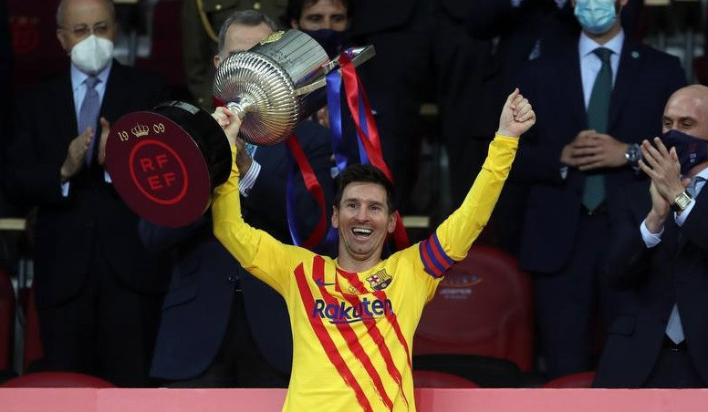 Lionel Messi untuk pertama kalinya angkat trofi Copa del Rey sebagai kapten tim. (Foto: Twitter/@FCBarcelona)