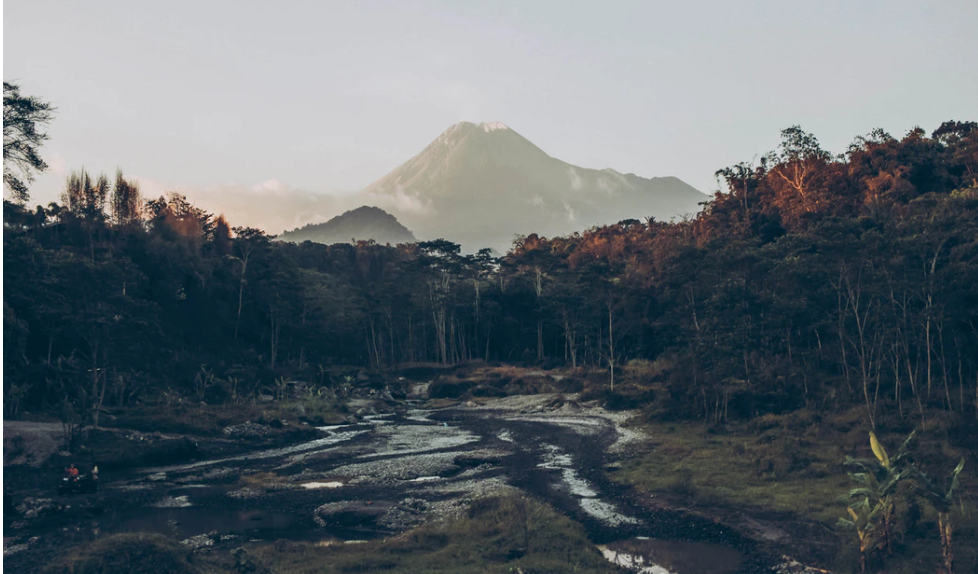 Kubah Lava Gunung Merapi di Yogyakarta bertambah mencapai 1,6 juta meter kubik. (Foto: unsplash.com)