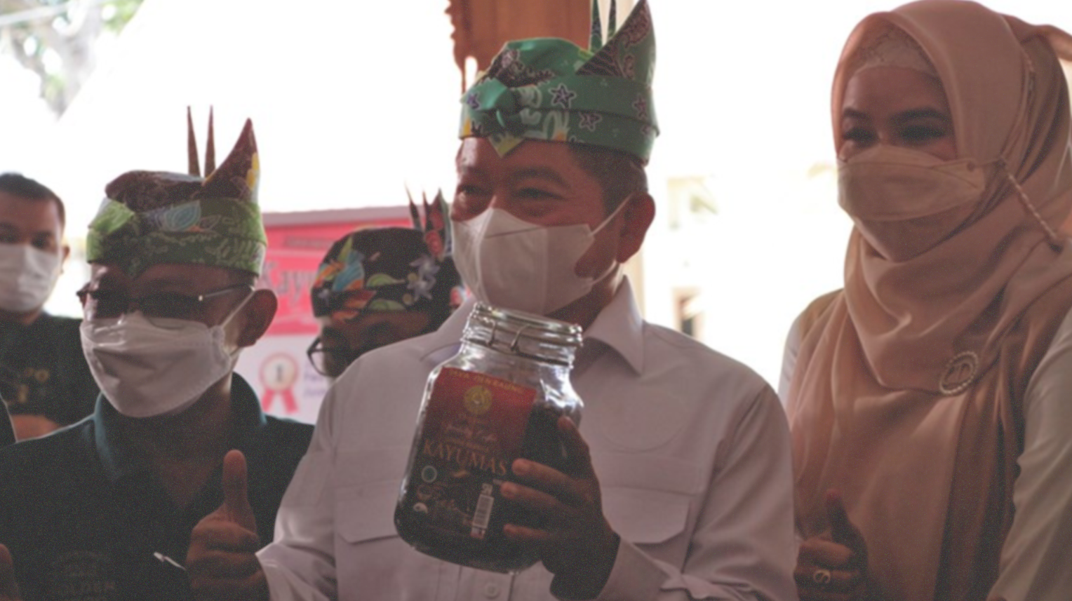 Menteri PPN RI Suharso Monoarfa dan Bupati Situbondo Karna Suswandi Launching kopi Kayu Manis khas Situbondo. (Foto: Istimewa)
