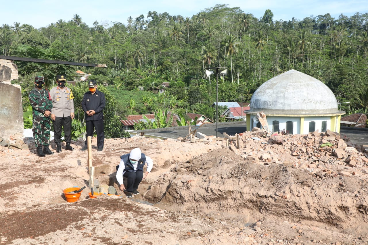 Gubernur Jawa Timur, Khofifah Indar Parawansa ketika prosesi peletekan batu pertama pembangunan rumah sementara di Desa Jogomulyan, Tirtoyudo, Kabupaten Malang (Foto: istimewa)