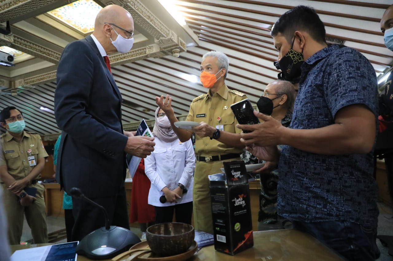  Deretan produk unggulan UKM Jateng dipamerkan dalam kunjungan kenegaraan Duta Besar Ceko untuk Indonesia, Jaroslav Dolecek ke Jawa Tengah, Senin 19 April 2021. (Foto: Istimewa)