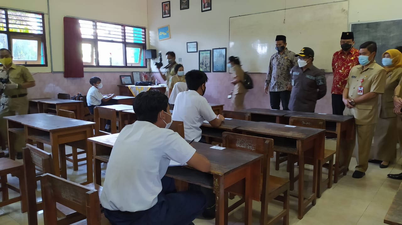 Proses pembelajaran tatap muka hari pertama di SMP Negeri 6 Kota Malang (Foto: Lalu Theo/ngopibareng.id)