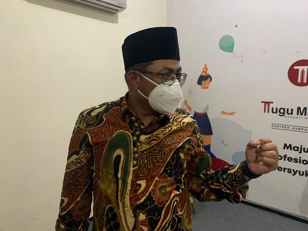 Kepala OJK Malang, Sugiarto Kasmuri usai mengisi acara diskusi di Jalan Dirgantara, Kota Malang (Foto: Lalu Theo/ngopibareng.id)