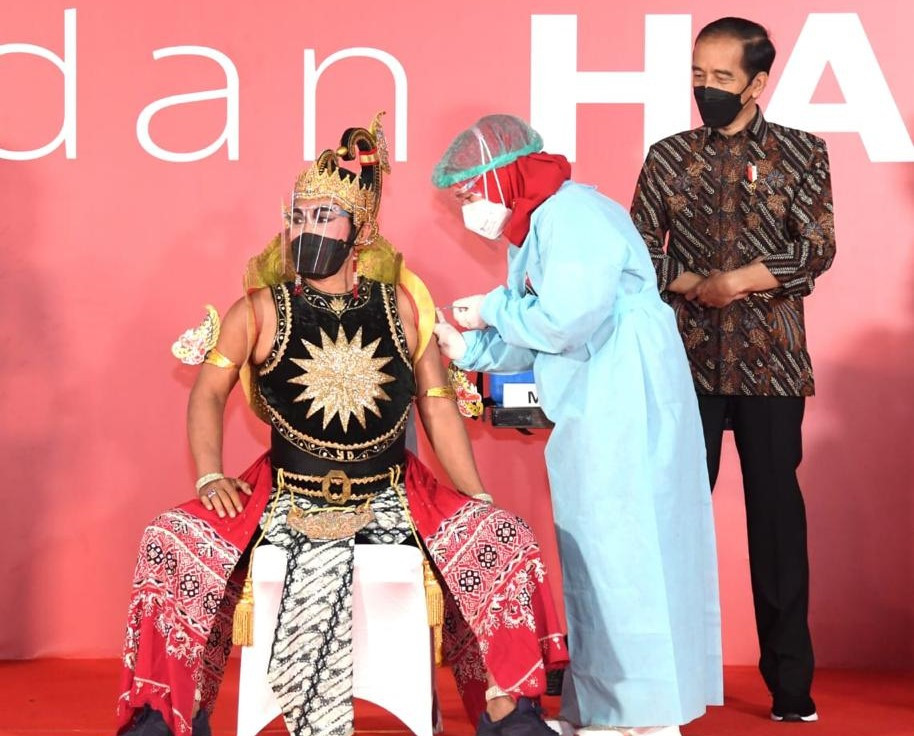 Presiden Jokowi menyaksikan para seniman dan budawan disuntik vaksin. (Foto:Setpres)