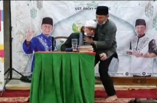 Ustadz Zacky Mirza pingsan saat memberikan ceramah di Riau. (Foto: Tangkapan layar youtube)