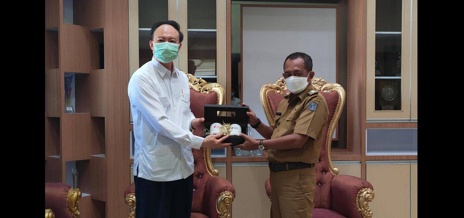 Wakil Walikota Armuji menerima cinderamata dari General Director TETO Benson Lin. (Foto: Istimewa) 