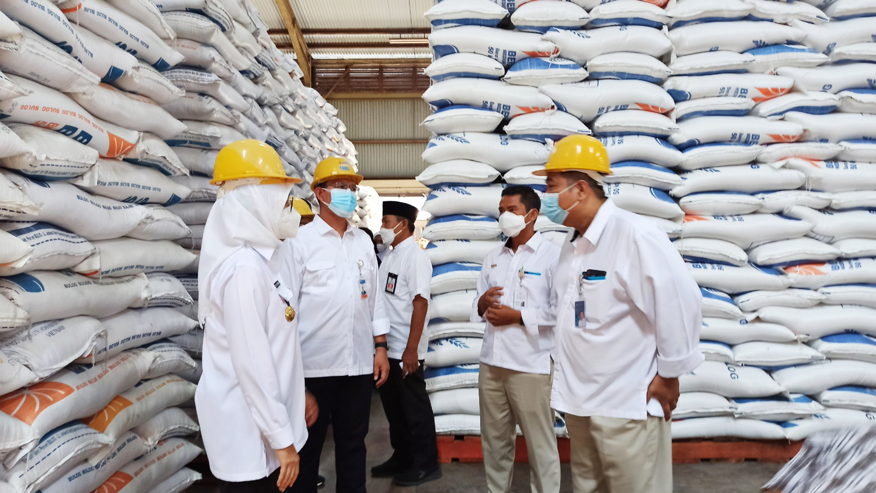 Bupati Banyuwangi Ipuk Fiestiandani bersama Kepala perwakilan Bank Indonesia Jember Hestu Wibowo melihat stok beras di Bulog Banyuwangi (foto:Muh Hujaini/Ngopibareng.id)
