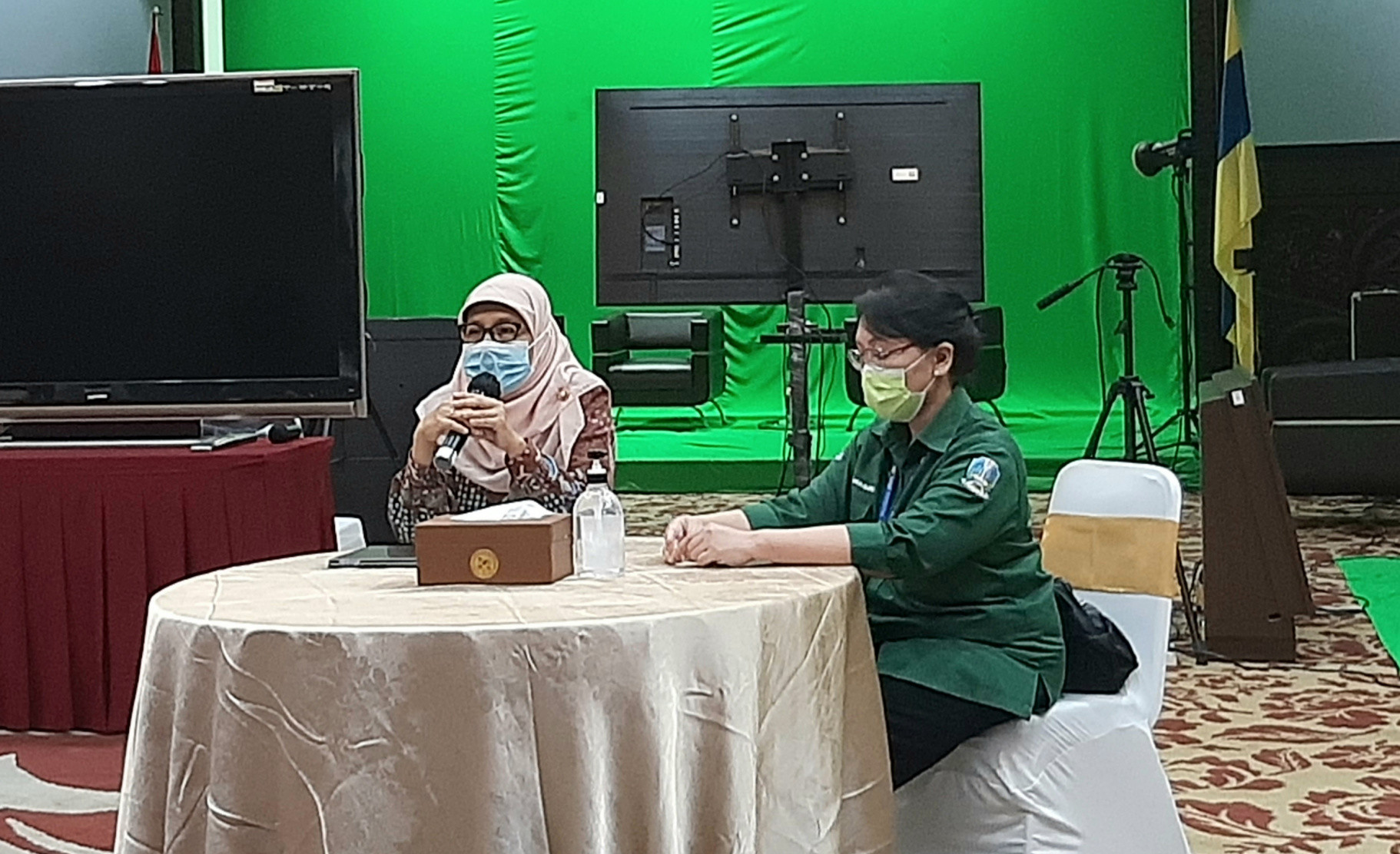 Kordinator peneliti Vaksin Merah Putih Unair, Prof Nyoman (Kanan). (Foto:Pita Sari/Ngopibareng.id)