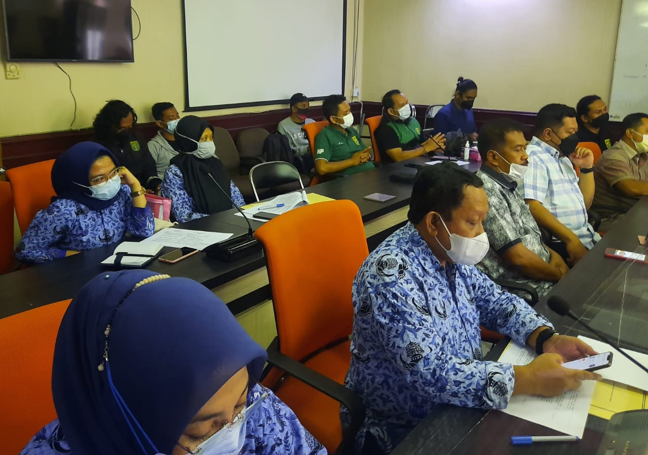 Kadispora Surabaya Afghani Wardhana ketika hadiri rapat dinas dengan Persebaya dan DPRD Surabaya. (Foto: Alief Sambogo/Ngopibareng.id)