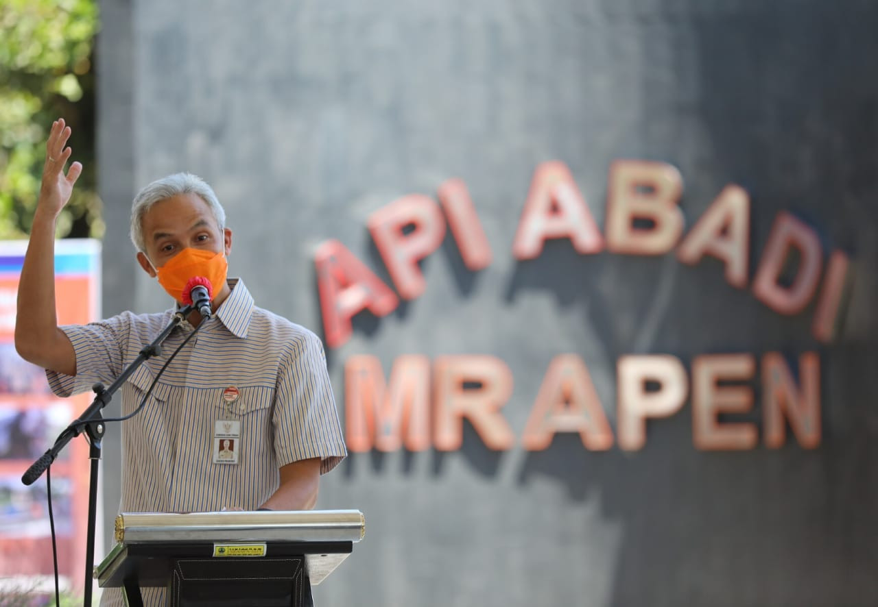 Gubernur Jawa Tengah Ganjar Pranowo kembali menyalakan Api Abadi Mrapen yang sempat padam selama enam bulan. (Foto: Istimewa)
