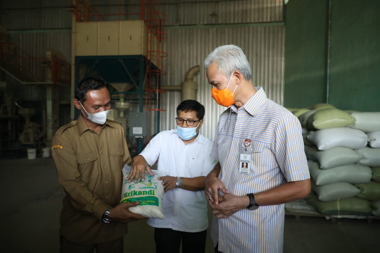 Gubernur Jawa Tengah, Ganjar Pranowo saat meninjau lokasi gudang di Grobogan, sistem resi gudang (SRG) dicanangkan sebagai salah satu yang terbaik di Indonesia pada 2019. (Foto: Istimewa)