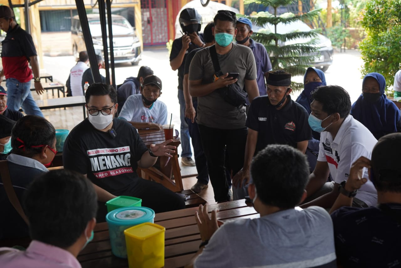 Bupati Kediri Hanindhito Himawan Pramana saat berbincang dengan warga. (Foto: istimewa)