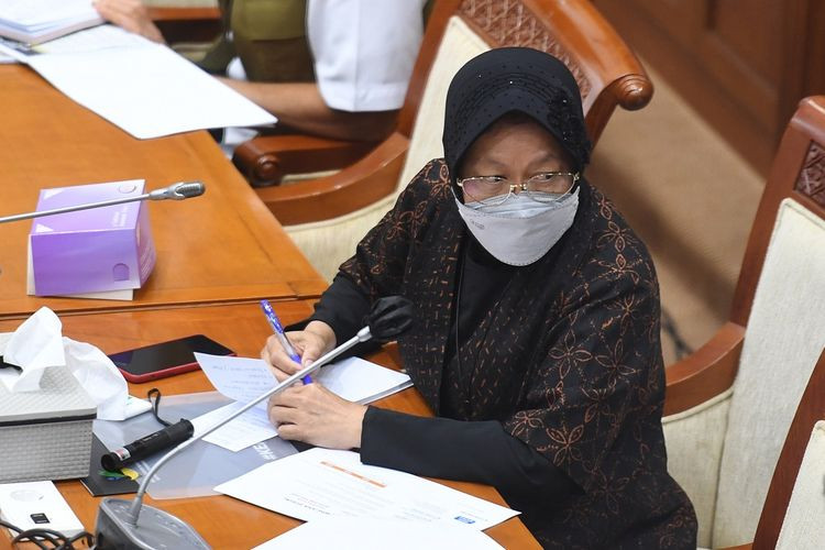 Menteri Sosial Tri Rismaharini mengikuti rapat kerja dengan Komisi VIII DPR di Kompleks Parlemen, Senayan, Jakarta, Selasa 16 Maret 2021. Rapat kerja tersebut membahas anggaran penanggulangan bencana 2021. (Foto: Antara/Hafidz Mubarak A)