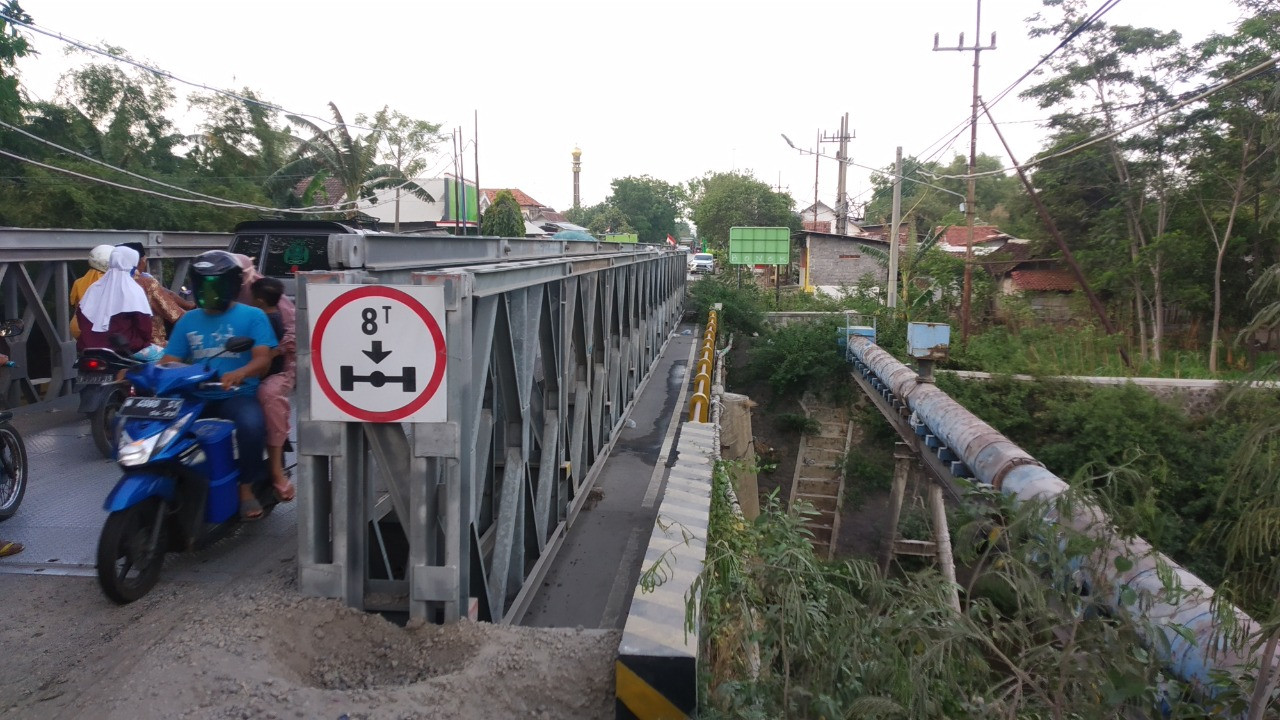 Jembatan darurat (baley) di Kedungasem ini mulai dibongkar untuk dibangun jembatan permanen. (Foto: Ikhsan Mahmudi/Ngopibareng.id)
