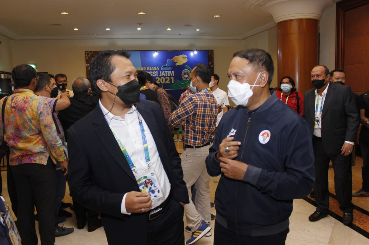 Wakil Ketua Asprov PSSI Jatim Amir Burhanuddin (kiri) saat berkomunikasi dengan Menpora RI Zainuddin Amali. (Foto: Fariz Yarbo/Ngopibareng.id)