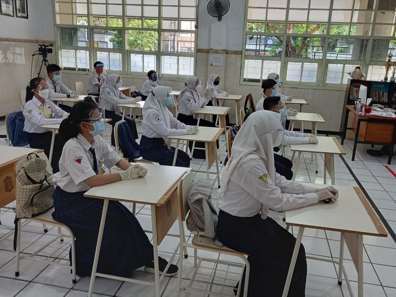 Simulasi sekolah tatap muka SMPN 1 Surabaya. (Foto: Fariz Yarbo/Ngopibareng.id)